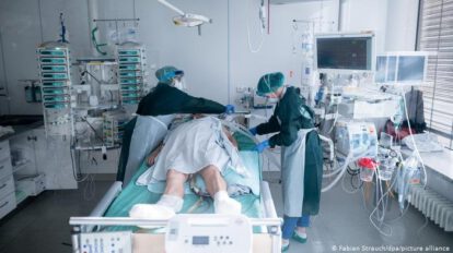 Enfermeras con equipo de protección cuidan a un paciente con Covid-19