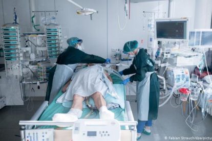 Enfermeras con equipo de protección cuidan a un paciente con Covid-19