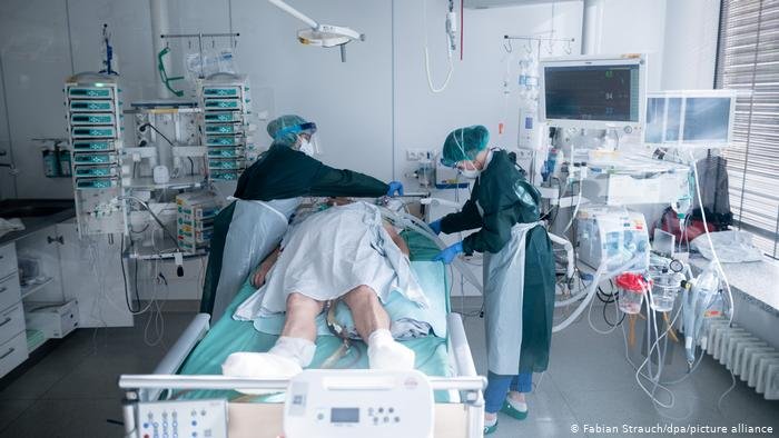 Enfermeras con equipo de protección cuidan a un paciente con Covid-19
