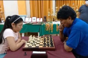 Campeona nacional de ajedrez, Nicole Mollo junto a Evo Morales