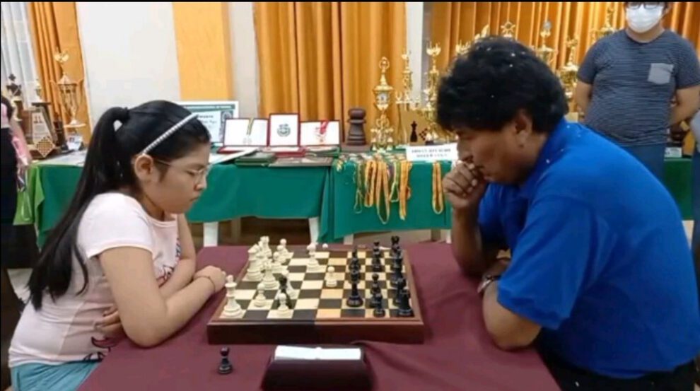 Campeona nacional de ajedrez, Nicole Mollo junto a Evo Morales