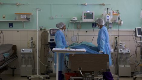 Covid-19: Trasladan a pacientes críticos a Santa Cruz por saturación de hospitales en Beni
