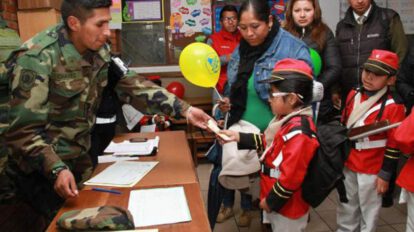 Entrega del Bono Juancito Pinto a los estudiantes