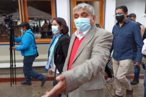 Iván Arias califica a Evo de antidemocrático tras emitir su voto en La Paz