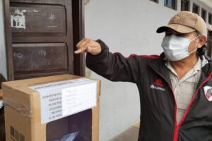 Ciudadano emitiendo su voto en la votación en cuatro regiones