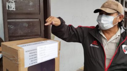 Ciudadano emitiendo su voto en la votación en cuatro regiones