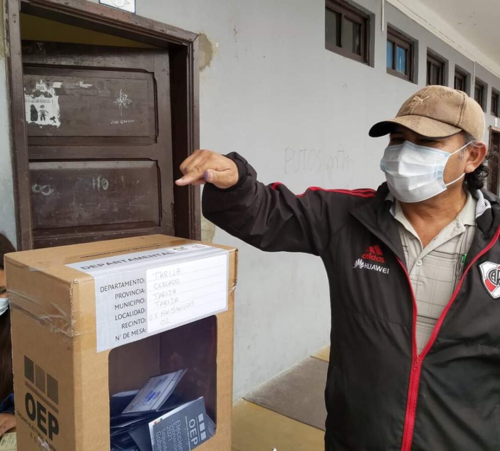 Ciudadano emitiendo su voto en la votación en cuatro regiones