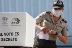 Policía ecuatoriana emitiendo su voto en las elecciones presidenciales