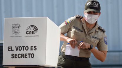 Policía ecuatoriana emitiendo su voto en las elecciones presidenciales