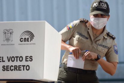 Policía ecuatoriana emitiendo su voto en las elecciones presidenciales