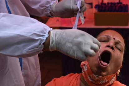 Un trabajador sanitario toma una muestra a una mujer para un test de coronavirus en India