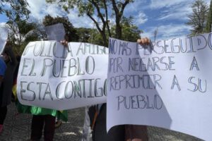 Esposas de policías protestando por el motín policial 2019