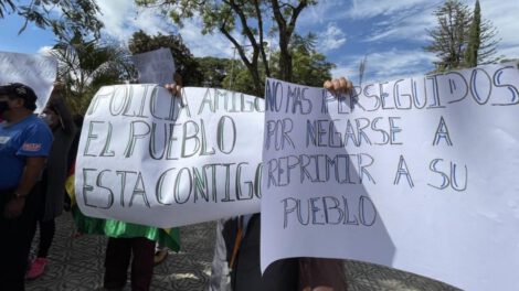 Esposas de policías protestando por el motín policial 2019