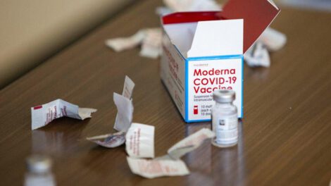 Encuentran supuestas vacunas contra el Covid-19 en clínica ilegal