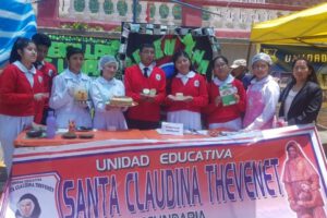 Estudiantes participan en la feria de nutrición saludable