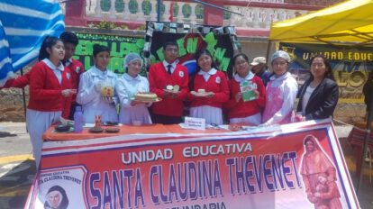 Estudiantes participan en la feria de nutrición saludable