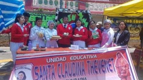 Estudiantes participan en la feria de nutrición saludable