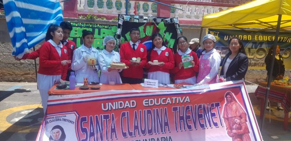 Estudiantes participan en la feria de nutrición saludable