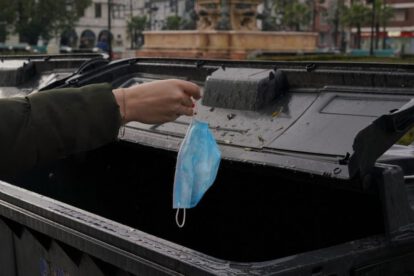Fábrica de colchones en India utilizando mascarillas usadas