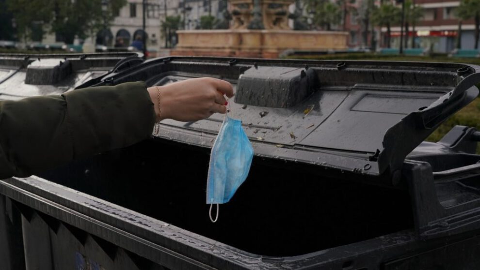 Fábrica de colchones en India utilizando mascarillas usadas