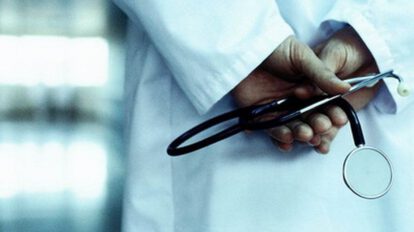 Médico cruceño denunciado por agresiones físicas a su hijastro de 11 años