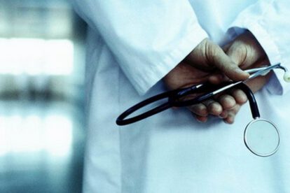 Médico cruceño denunciado por agresiones físicas a su hijastro de 11 años