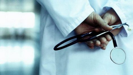 Médico cruceño denunciado por agresiones físicas a su hijastro de 11 años