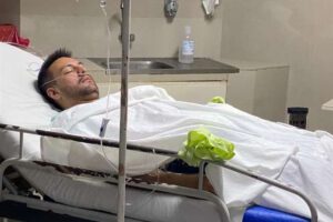 Médico acusado de golpear a su hijastro sufre un desmayo