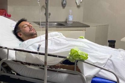 Médico acusado de golpear a su hijastro sufre un desmayo
