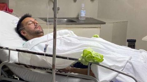 Médico acusado de golpear a su hijastro sufre un desmayo