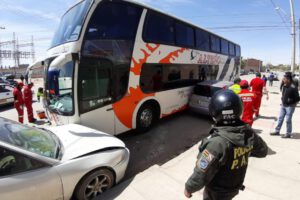 Bus Alteño atropelló a una persona y chocó tres coches