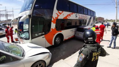 Bus Alteño atropelló a una persona y chocó tres coches