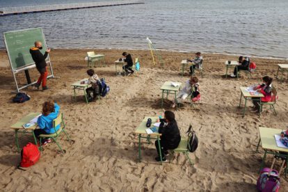 Clases en la playa para evitar contagios de Covid-19