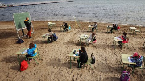 Clases en la playa para evitar contagios de Covid-19