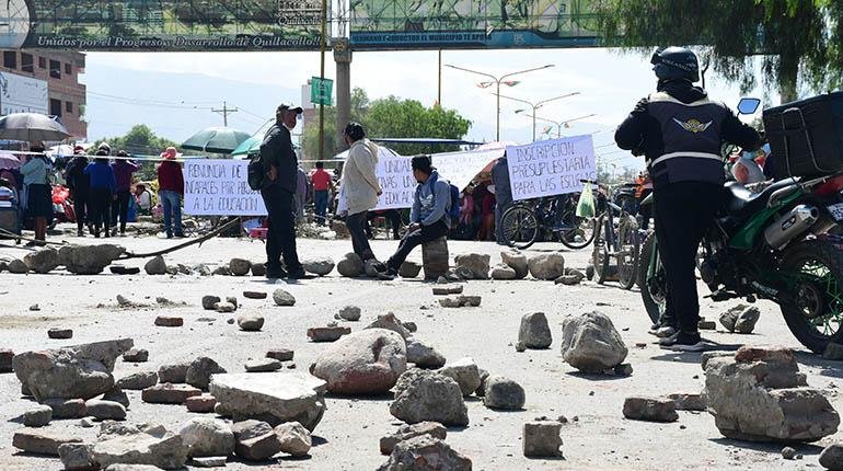 Bloqueos en Quillacollo por el contrato del desayuno escolar