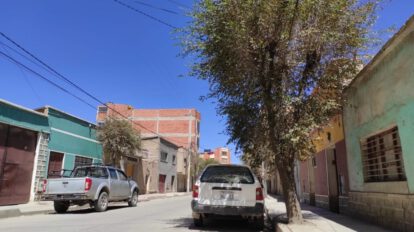Sujeto apunta con un revólver a la cabeza de su víctima