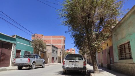 Sujeto apunta con un revólver a la cabeza de su víctima