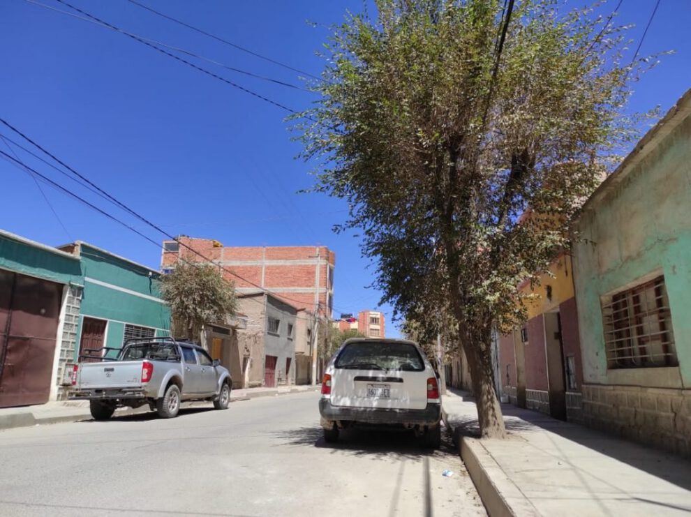 Sujeto apunta con un revólver a la cabeza de su víctima