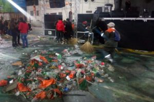 Basura generada en cierres de campaña por partidos políticos en Oruro