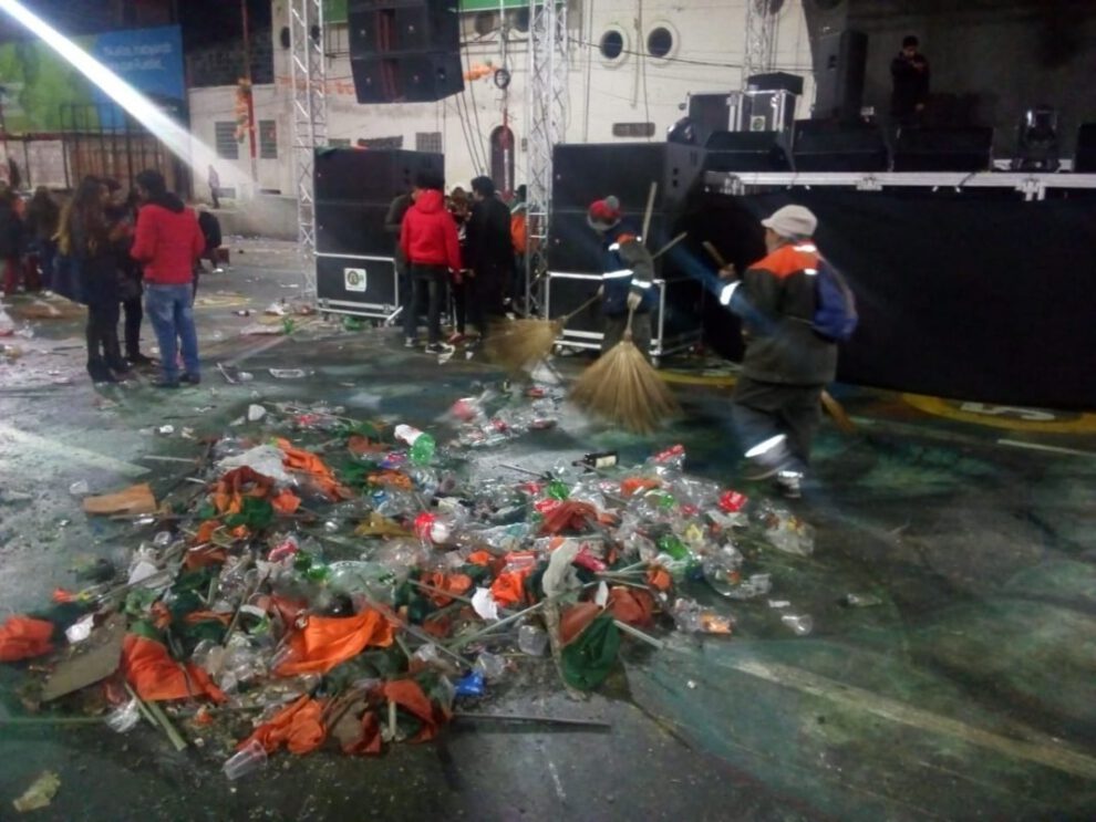 Basura generada en cierres de campaña por partidos políticos en Oruro