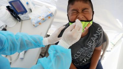 Prueba de coronavirus en una clínica en Cochabamba