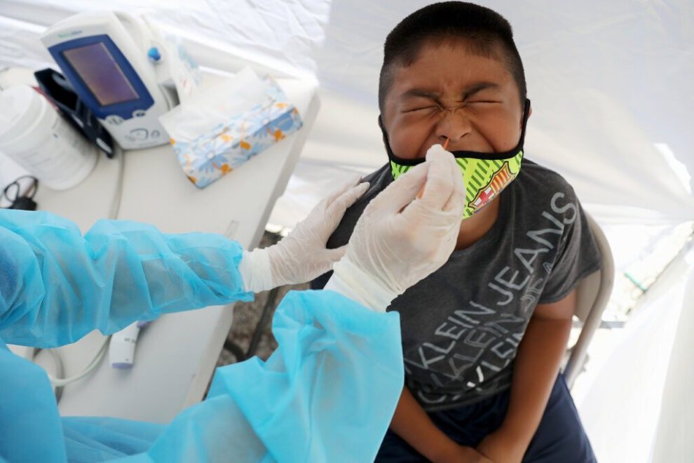 Prueba de coronavirus en una clínica en Cochabamba