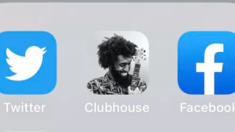 Clubhouse es una red social que brinda al usuario crear discusiones o charlas sin imagen