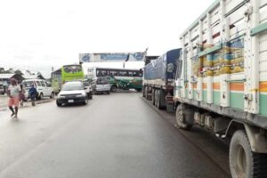 Bloqueo de transportistas en la ruta Santa Cruz – Cochabamba