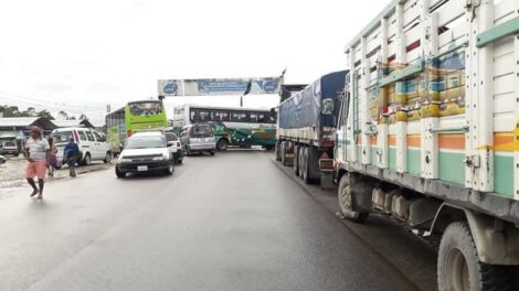 Bloqueo de transportistas en la ruta Santa Cruz – Cochabamba