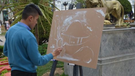 Artistas plásticos de Oruro exhiben su destreza en el Día de su Santo