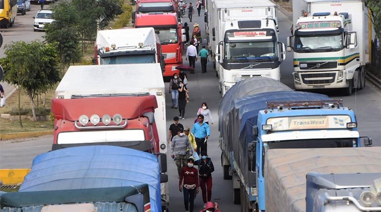 Bloqueo de carreteras impide el movimiento del transporte pesado en Quillacollo