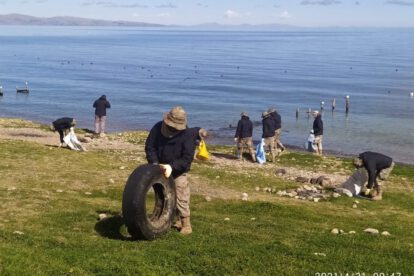 Limpieza del Lago Titicaca por la Armada Boliviana