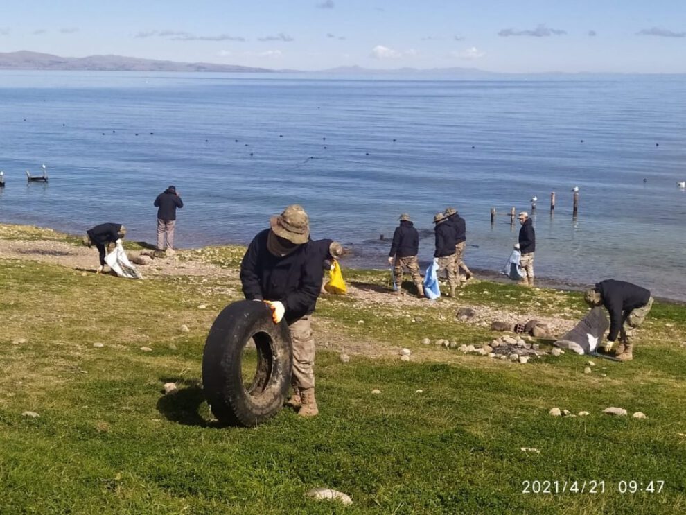 Limpieza del Lago Titicaca por la Armada Boliviana