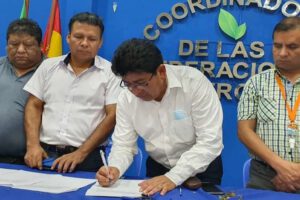 Gobierno y transportistas del Chapare firmando acuerdo